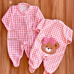 Macacão Xadrez com Zíper Bordado Bumbum Ursinha Caroline